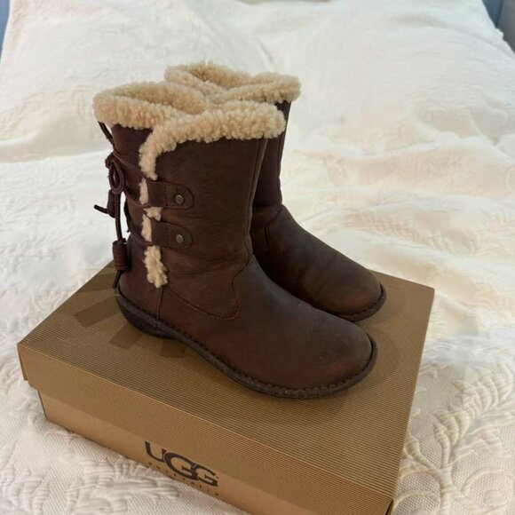 UGG Women’s Akadia Boots (Size 7) - Picture 2 of 3
